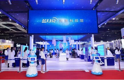 美博會創(chuàng)辦人、中華全國工商聯(lián)合會美容化妝品業(yè)商會會長馬婭女士參觀藍月亮洗滌科技館后接受媒體采訪，盛贊藍月亮卓越的創(chuàng)新精神和高度的社會責任感。